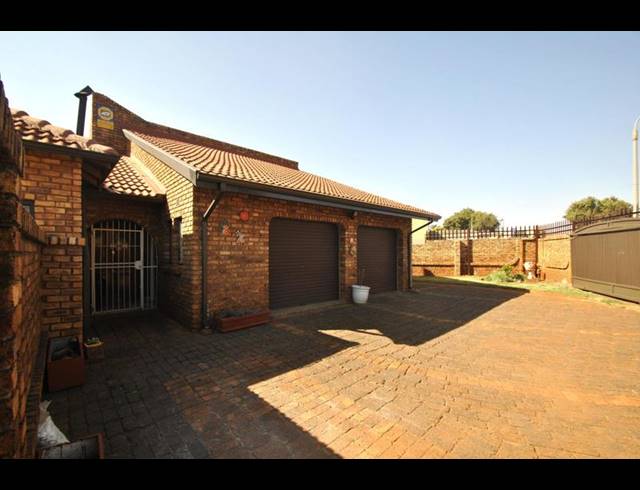 4 BEDROOM HOUSE FOR SALE IN DAWN PARK